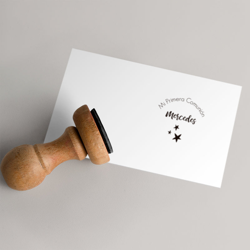 El nuestro es un sello personalizado de madera, con área de personalización de caucho de primera calidad. Hecho 100% en España, con todo el mimo. Si quieres, también puedes pedirnos la tinta de color. Y, si buscas el regalo más original, completa tu regalo de sello con un cuaderno o unos lápices personalizados. ¡Son ideales! 