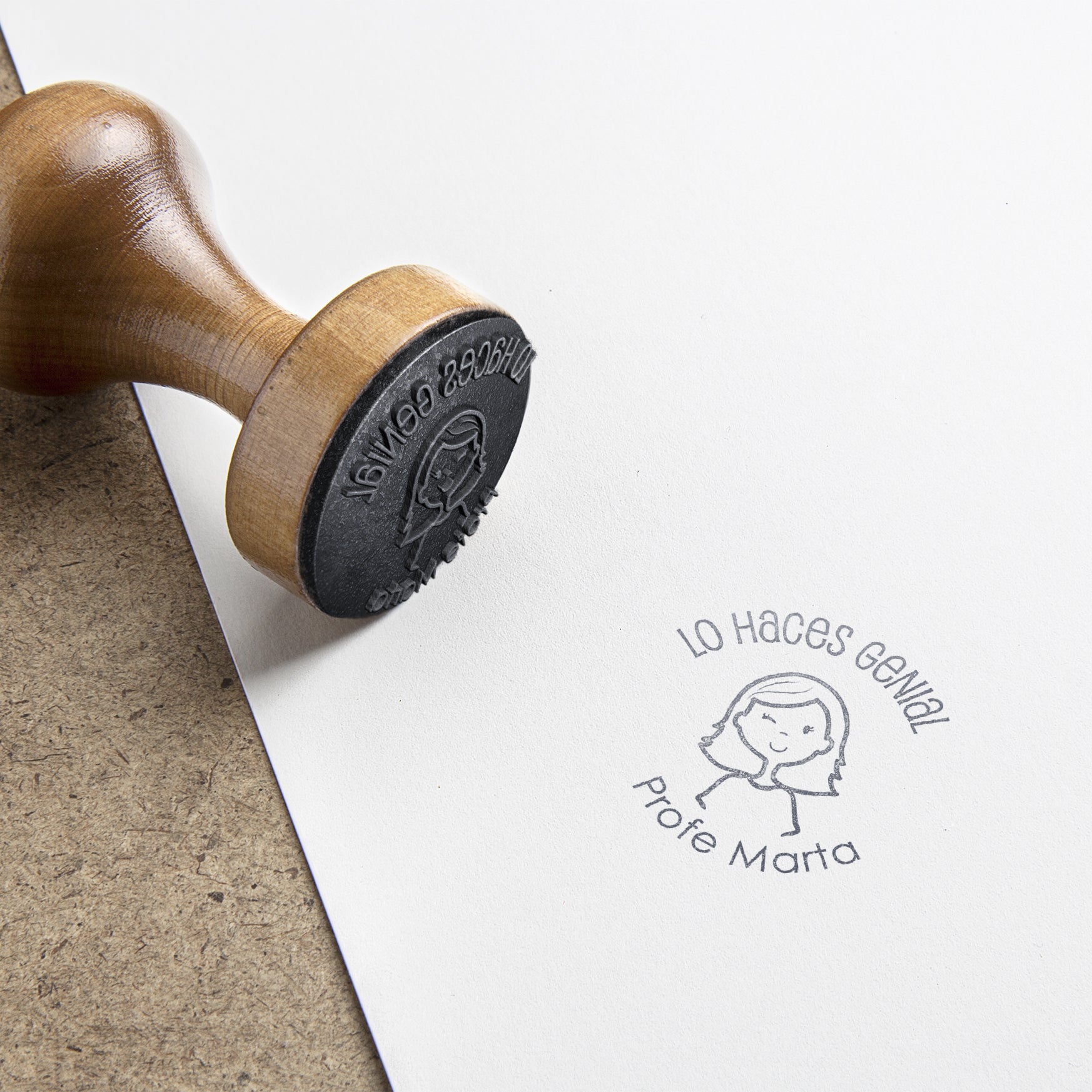 El nuestro es un sello personalizado de madera, con área de personalización de caucho de primera calidad.  Hechos a la antigua usanza, de calidad máxima. Puedes elegir tinta de color a juego (chequea entre los colores que te ofrecemos). 