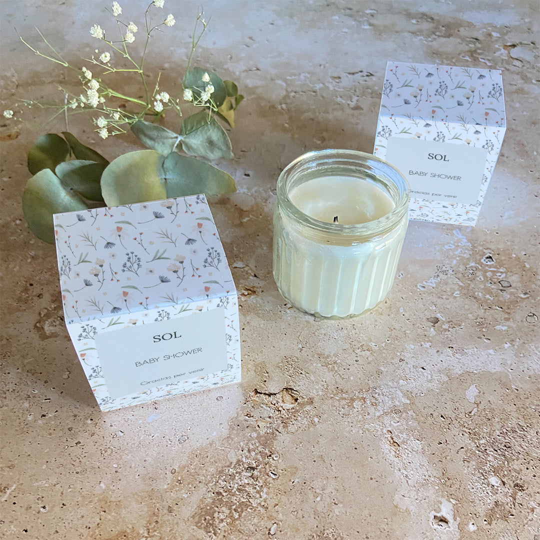 En susiko tenemos muchísimos regalos de Baby Shower para invitados. Estas velas de olor son un detalle original y práctico. Olor maravilloso durante muchos días. Quizás sean uno de nuestros regalos preferidos, ¡nos parecen preciosas!